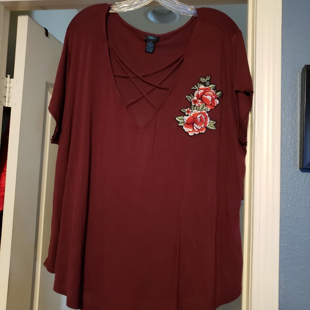 Red top w roses